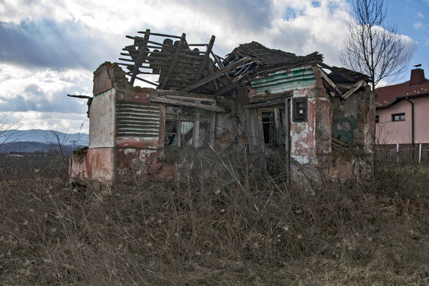 Зруйнований старий зруйнований будинок, який зруйнувався
. - Фото, зображення