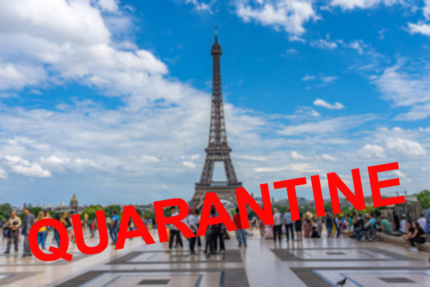 Signo de cuarentena pandémica mundial del Coronavirus con fondo borroso de la Torre Eiffel
 - Foto, imagen