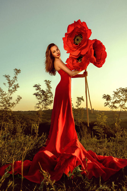 Όμορφο πορτρέτο μιας γυναίκας με μεγάλα χάρτινα λουλούδια - Φωτογραφία, εικόνα