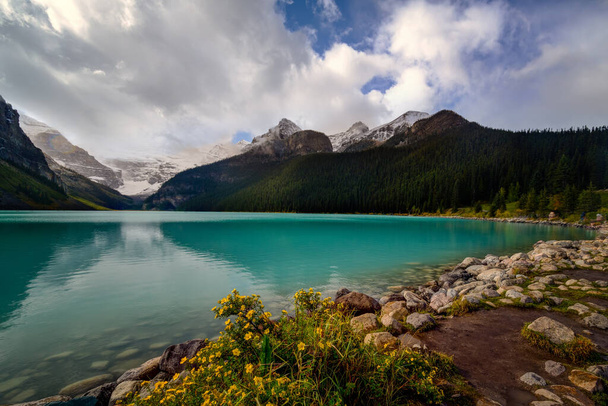 Jezioro Louise, Banff, Alberta Kanada cel podróży z turkusową wodą - Zdjęcie, obraz