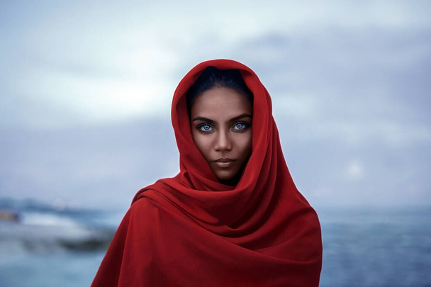 Piękna Hinduska kobieta z czerwoną paranoją i niebieskimi oczami o zmierzchu - Zdjęcie, obraz