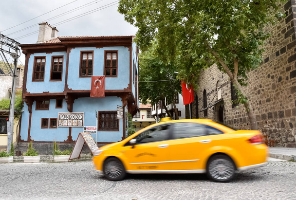 Afyonkarahisar, Türkei, 28.07.2017 alte Siedlung und historische Häuser, Straßen von Afyonkarahisar. Für Nachrichtenzwecke. - Foto, Bild