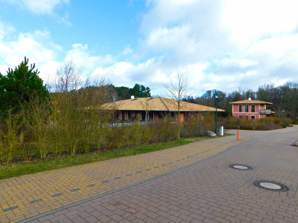 Uckermark 'taki tatil parkının binaları. - Fotoğraf, Görsel