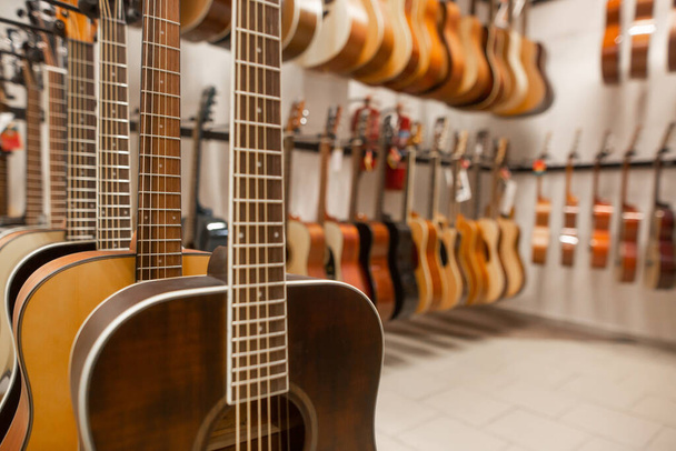 Primer plano de la guitarra moderna de madera, vista a la tienda de instrumentos, concepto instrumental de música
 - Foto, imagen