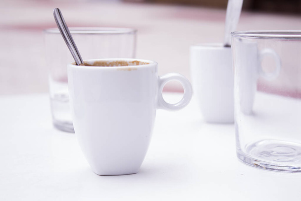 Склянка води і чашка кави
 - Фото, зображення