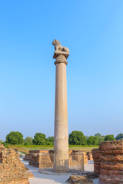 pilier Asokan à Kutagarasala Vihara, Vaishali, Bihar, Inde
 - Photo, image