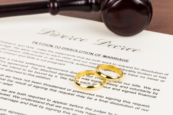 Δικαστής ξύλινο σφυρί, χρυσά δαχτυλίδια και διαζυγίου· έγγραφο είναι μακέτα - Φωτογραφία, εικόνα
