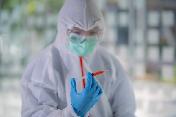 Ученые в лаборатории экспериментируют с вакцинами в лаборатории
. - Фото, изображение