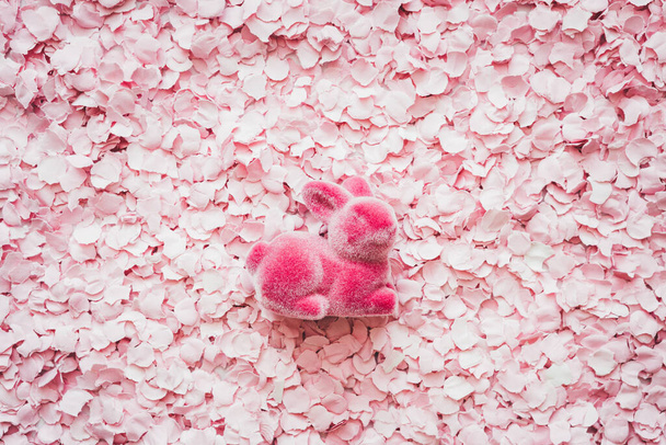 Velikonoční uspořádání s růžovým velikonočním zajíčkem na růžovém pozadí. Pohled shora. Plocha. - Fotografie, Obrázek