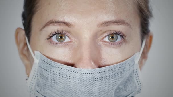 Macro vista de la cara de las mujeres en la máscara de protección médica
. - Metraje, vídeo