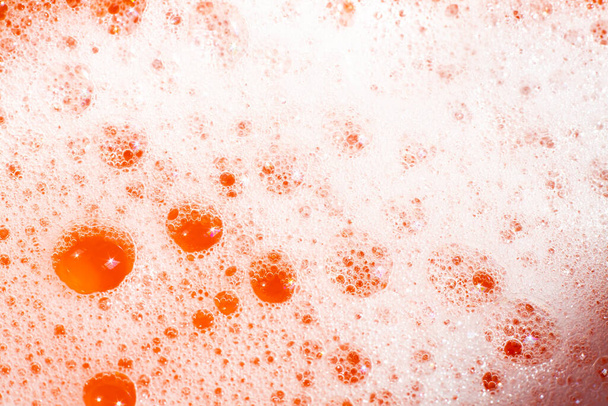 Jabones de burbuja de espuma transparente con agua sobre fondo naranja, Primer plano y Macro shot, enfoque selectivo
 - Foto, imagen