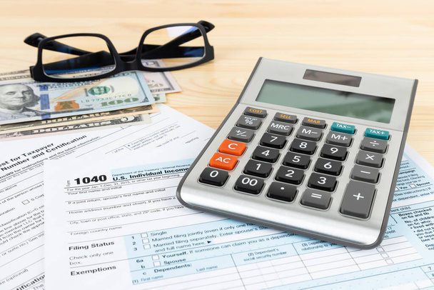 Formularz zwrotu podatku dochodowego od osób fizycznych przez IRS, pojęcie opodatkowania - Zdjęcie, obraz