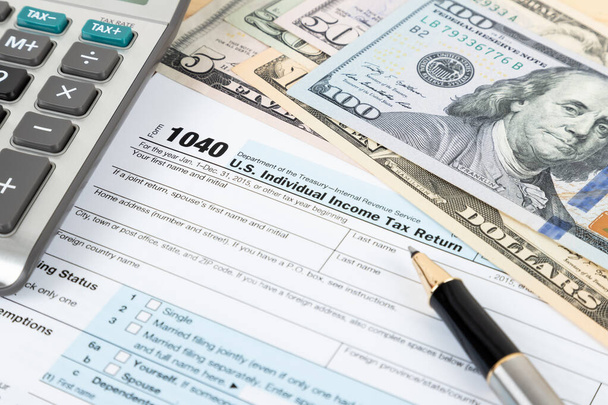 Formularz zwrotu podatku dochodowego od osób fizycznych przez IRS, pojęcie opodatkowania - Zdjęcie, obraz