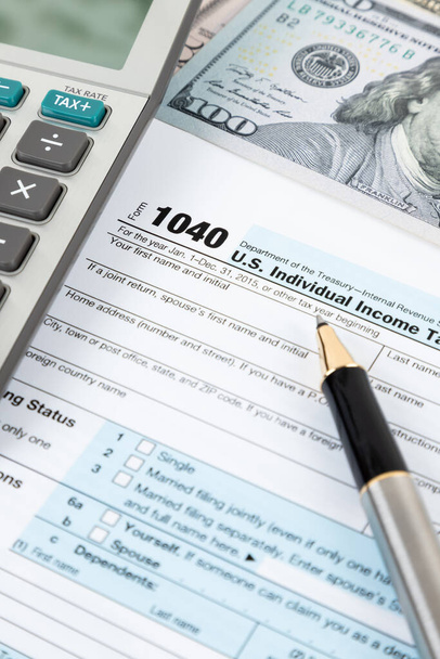Individuele aangifte inkomstenbelasting door de IRS, concept voor belastingheffing - Foto, afbeelding