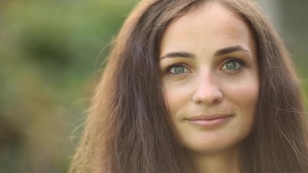 Porträt einer fröhlichen Frau lächelt und genießt den Moment isoliert auf verschwommenem Hintergrund - Filmmaterial, Video