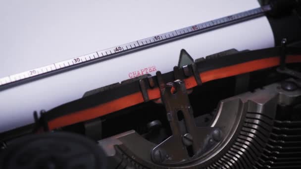 κεφάλαιο λέξεων σε χαρτί σε μια παλιά γραφομηχανή - Πλάνα, βίντεο