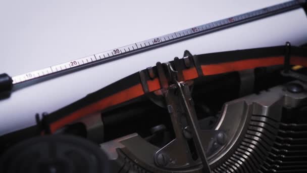 kapitola na papíře ve starém psacím stroji - Záběry, video