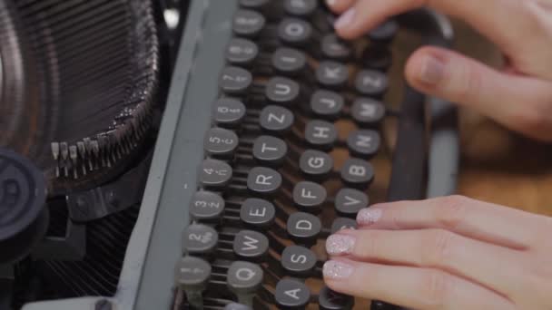 vrouwen handen op een oude typemachine - Video