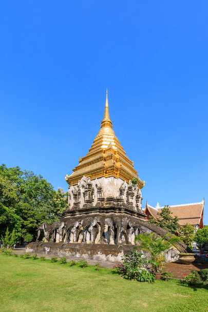 Каплиця і золота пагода на Wat Чіанг людина в Чіанг маи, на північ Таїланду - Фото, зображення