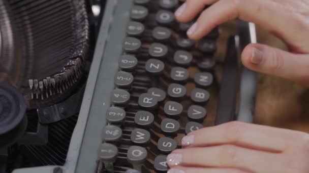 vrouwen handen op een oude typemachine - Video