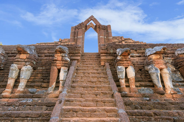 Ancienne porte au temple Wat Chang Rob dans le parc historique Kamphaeng Phet, site du patrimoine mondial de l'UNESCO
 - Photo, image