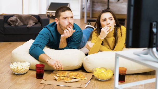 Ujawnienie ujęcia młodej pary oglądającej telewizję - Zdjęcie, obraz
