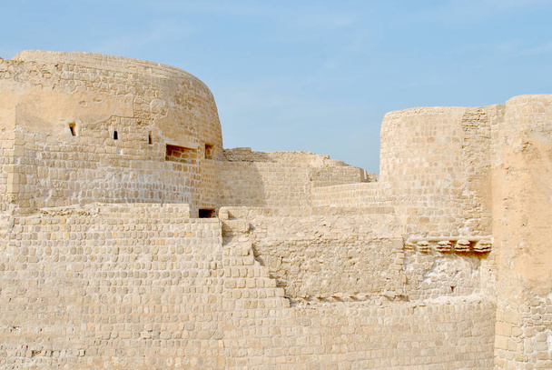 Bahrajn Narodowy Zamek w słoneczny dzień, Qal 'At Al Bahrajn fort - Zdjęcie, obraz