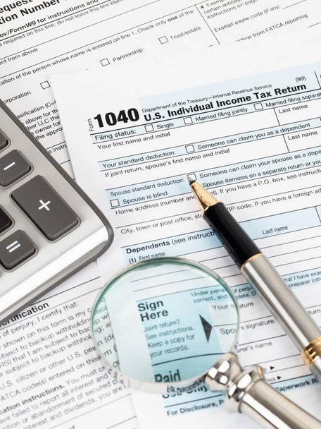 IRSによる個人所得税申告書、課税の概念 - 写真・画像