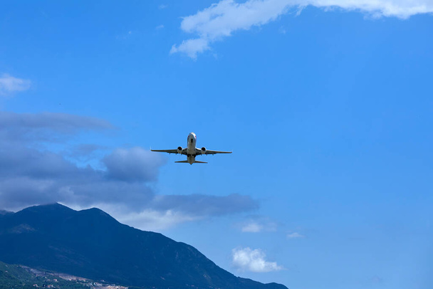 Flugzeug fliegt im blauen Himmel Hintergrund  - Foto, Bild