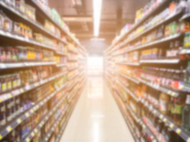 Absztrakt homályos modern kiskereskedelmi szupermarket folyosó polcok sötét színű téma - Fotó, kép