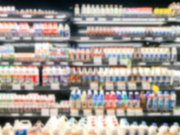Absztrakt homályos modern kiskereskedelmi szupermarket folyosó polcok hűtött zóna - Fotó, kép