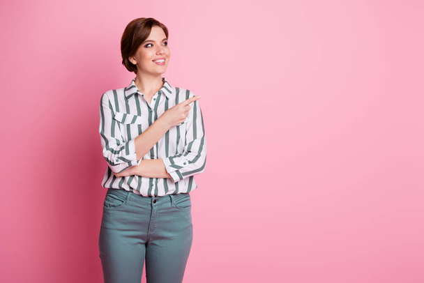 Portré pozitív lány promoter pont mutatóujj másolás tér bemutatják hirdetéseket feliratkozni promo kopás formalwear stílus ruha elszigetelt rózsaszín háttér - Fotó, kép