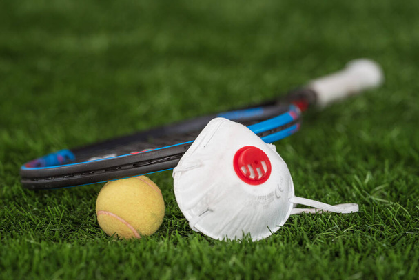 Pallone da tennis e racchetta e maschera facciale come simbolo coronavirus
 - Foto, immagini