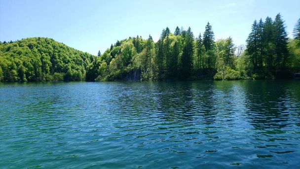 Хорватія. Плівіце-Лейкс. гарне озеро з горами навколо. Національний парк з фантастичною природою та кольорами.. - Фото, зображення