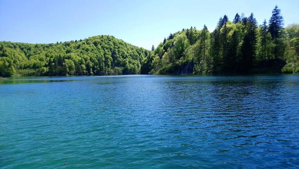 Croatie. Les lacs de Plitvice. beau lac avec des montagnes autour. Parc national avec une nature fantastique et des couleurs
. - Photo, image