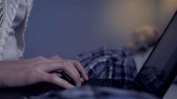 A női kezek éjjel gépelnek a laptop billentyűzetén. Diák, hacker, szabadúszó, vizsga, közösségi háló kommunikációs koncepció. Közelkép - Felvétel, videó