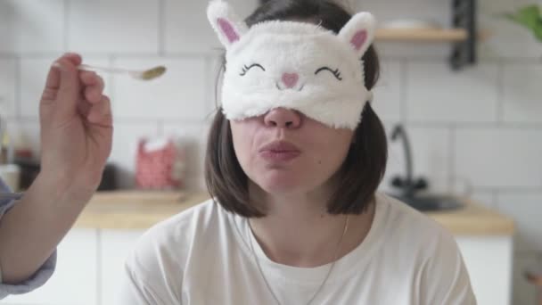 Eine Frau mit verbundenen Augen erraten den Geschmack von Kinderpüree - Filmmaterial, Video