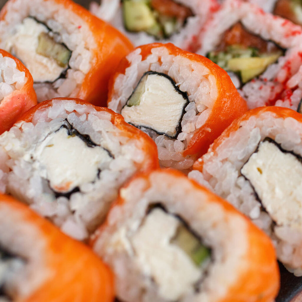 Primer plano de rollo de sushi con salmón. Restaurante de cocina japonesa. Fondo con sushi
 - Foto, imagen