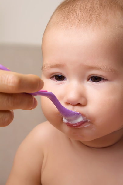 The small child, eats from a spoon - Φωτογραφία, εικόνα