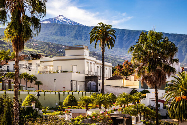 La Orotava, Tenerife, Spagna - 21 dicembre 2019: Edifici coloniali delle Canarie nel pittoresco centro storico di La Orotava con la vetta del Teide sullo sfondo in una giornata invernale soleggiata
. - Foto, immagini
