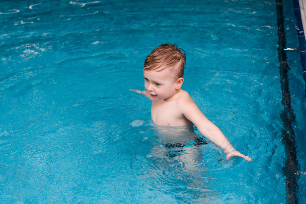 мокра і мила дитина малюка в басейні
  - Фото, зображення