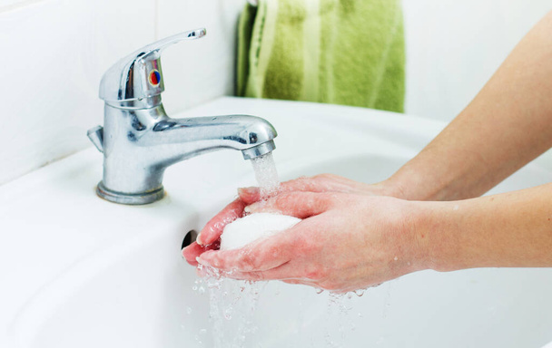 バスルームで石鹸で手を洗います。衛生 - 写真・画像