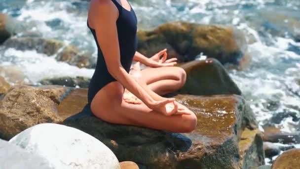 hermosa mujer joven deportiva meditando cerca del mar en verano día soleado
. - Metraje, vídeo