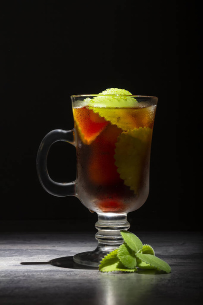 Summer cold ice tea and mint on dark black background - Fotoğraf, Görsel