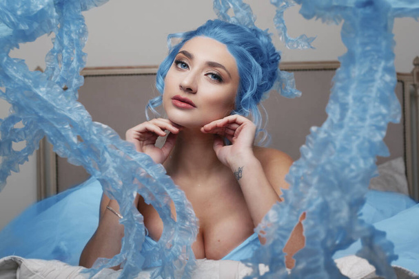 Mulher bonita com cabelo azul e água-viva
 - Foto, Imagem