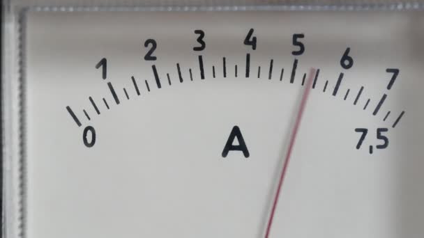 Arrow of ammeter strmě deviates when voltage is turned on electric device - Záběry, video