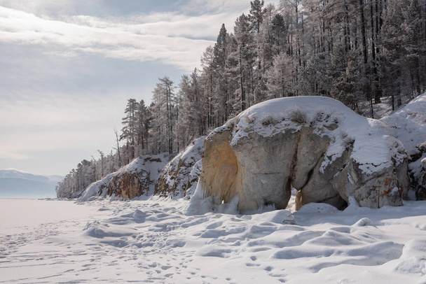 Winterlandschaft mit schneebedeckten Bäumen, Baikalsee, Sibirien, Russland - Foto, Bild