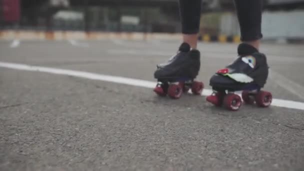 Jambes féminines dans les patins à roues alignées faisant des tours de patinage sur le terrain de jeu
 - Séquence, vidéo