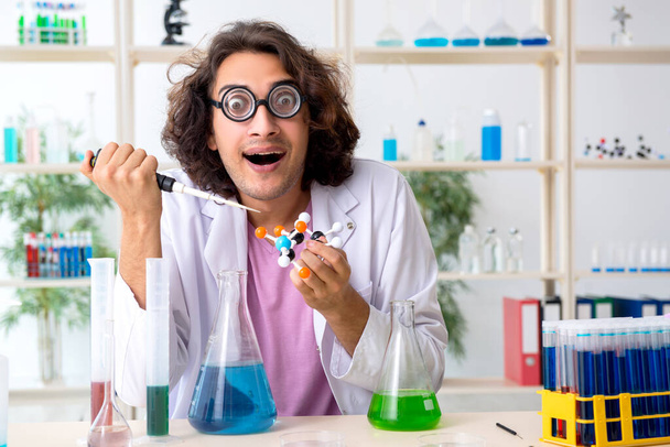 Funny químico masculino que trabaja en el laboratorio - Foto, Imagen