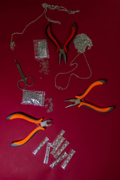 Reparação de jóias de ouro. Mãos do joalheiro com ferramentas e jóias isoladas sobre fundo branco
. - Foto, Imagem